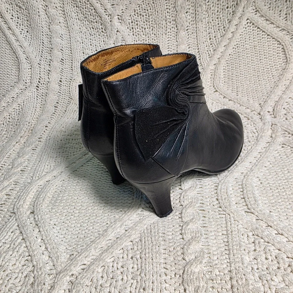 Sofft Ankle Boots Black Leather Suede Ruched‎ Swirl Heeled Booties Womens 9M